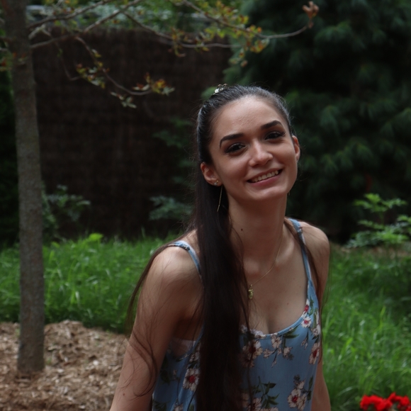 Meet your Posher, Alexandra m. - Picture 2 of 3